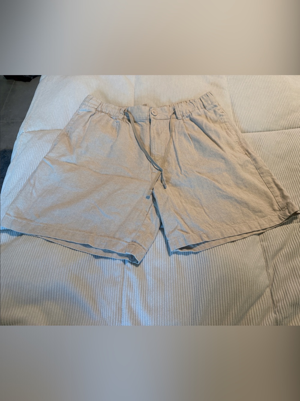 Men’s Relaxed Linen-Blend Drawstring Bermuda Shorts in Light Beige